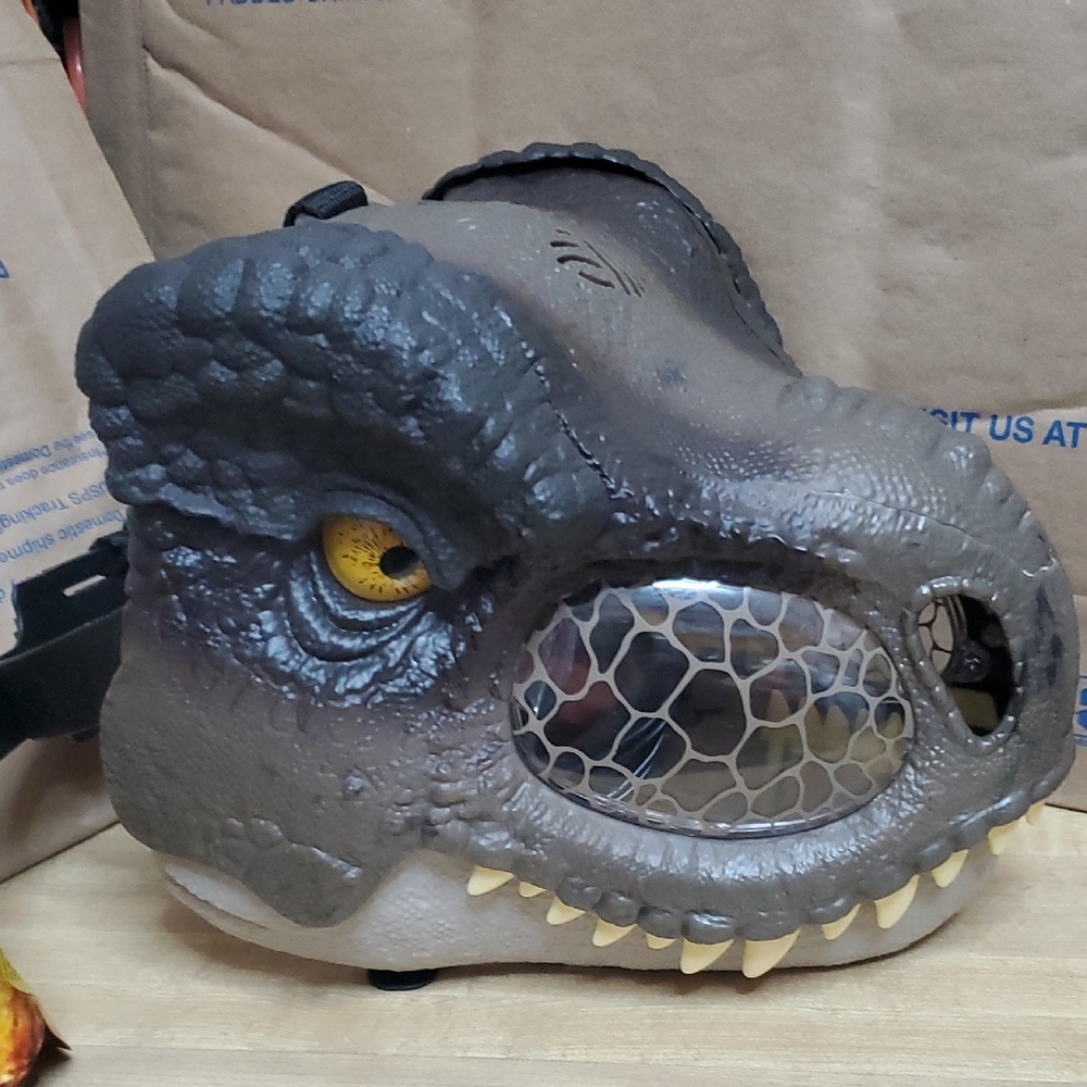 Mattel Dinosaur Mask with Yellow Eye - Picture 5 of 13